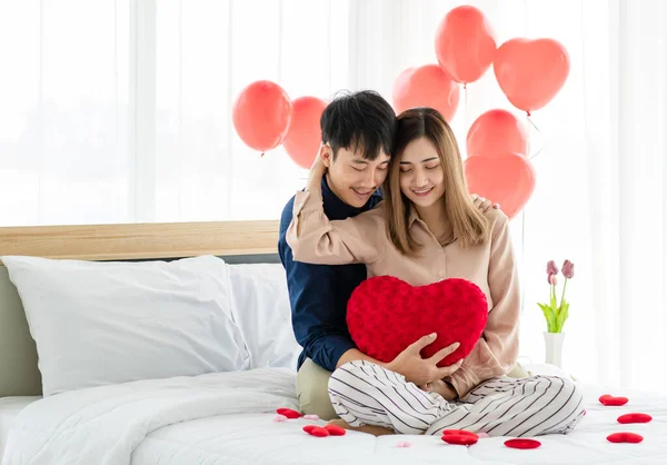 Optimiste Jeune Couple Asiatique Avec Coussin Forme Coeur Souriant Tout — Photo