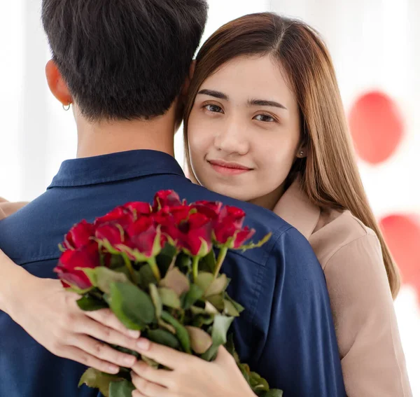 Asiatische Frau Mit Blumenstrauß Umarmt Mann Und Blickt Während Der — Stockfoto