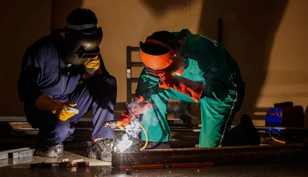 Deux Ingénieurs Mécaniciens Assis Travaillant Dans Atelier Une Usine Ils — Photo