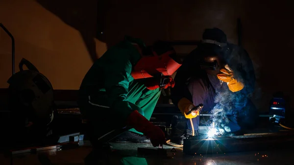 Robotnicy Mechanicy Pracują Godzinach Fabryce Inżynierowie Noszący Stroje Ochronne Kombinezonami — Zdjęcie stockowe
