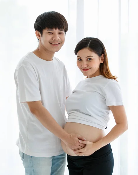 Lindo Casal Asiático Jovem Marido Esposa Juntos Sorrindo Tocando Barriga — Fotografia de Stock