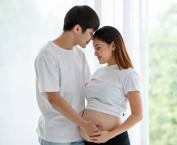 Retrato Una Joven Pareja Asiática Feliz Pie Junto Ventana Casa — Foto de Stock