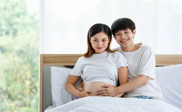 Retrato Hombre Una Mujer Asiáticos Guapos Con Camisón Blanco Sentados — Foto de Stock