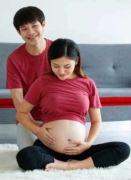 Lovely Young Couple Pregnant Woman Smiling Sitting Floor Resting Workout — Stock Photo, Image