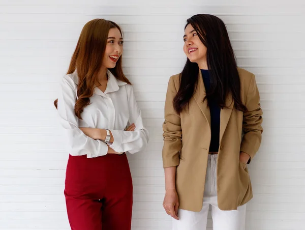 Retrato Dos Jóvenes Trabajadores Oficina Asiáticos Con Ropa Formal Pie —  Fotos de Stock