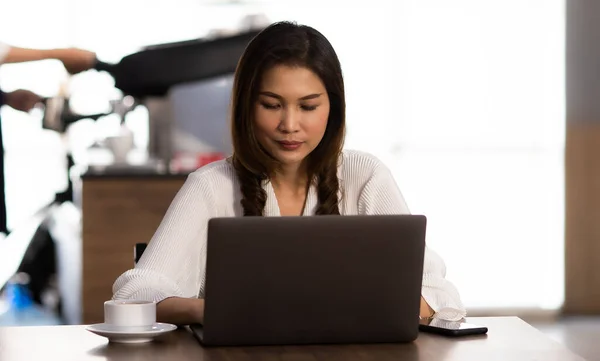 Rapariga Negócios Sorridente Trabalhando Com Laptop Mulher Negócios Asiática Feliz — Fotografia de Stock