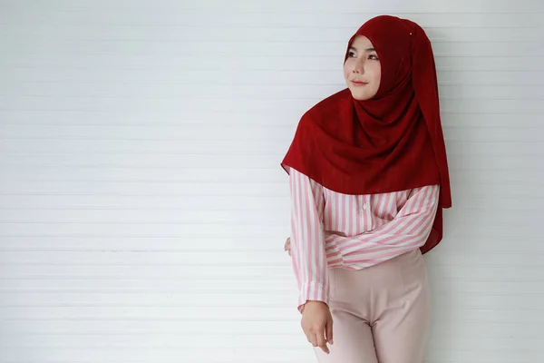Gündelik Giysiler Içinde Neşeli Genç Müslüman Kadın Model Geleneksel Tesettüre — Stok fotoğraf