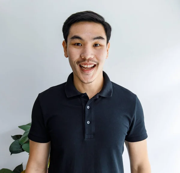 Inteligentny Młody Azjata Czarnej Luźnej Koszuli Pewnie Uśmiecha Się Jako — Zdjęcie stockowe