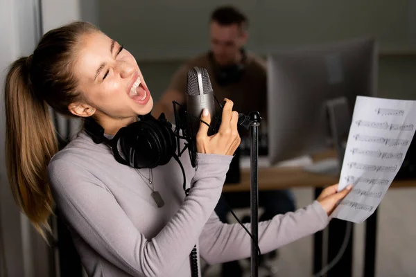 Teenie Sängerin Arbeitet Mit Freude Und Konzentration Tonstudio — Stockfoto
