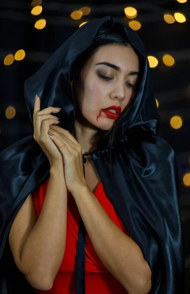 Giovane Misteriosa Femmina Etnica Con Sangue Sulle Labbra Rosse Che — Foto Stock