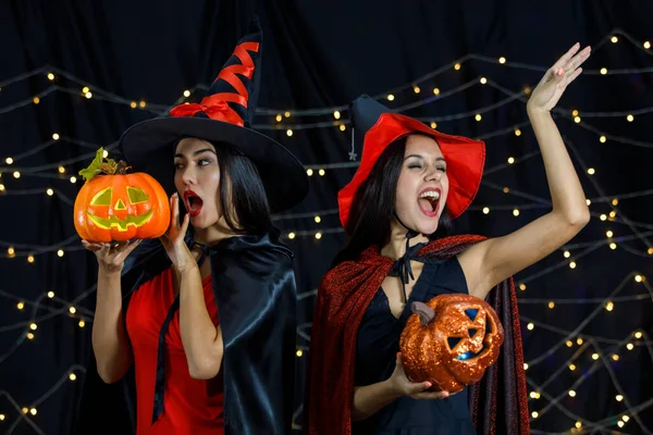 Jóvenes Amigas Con Trajes Bruja Sombreros Con Cabezas Calabaza Las — Foto de Stock