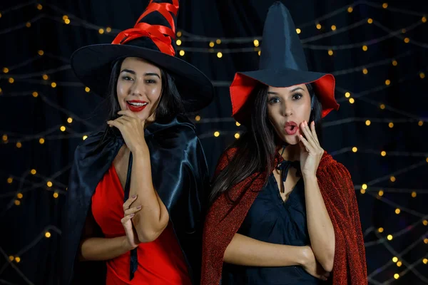 Encantadoras Novias Jóvenes Capas Brujas Sombreros Con Labios Rojos Mirando — Foto de Stock