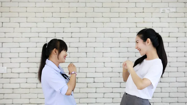 聴覚障害者のコミュニケーション 手話の技術を学び 展示する二人の若く美しいアサインの女性 — ストック写真