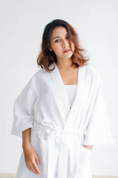 Mulher Asiática Está Vestindo Vestido Branco Para Fazer Spa Fundo — Fotografia de Stock