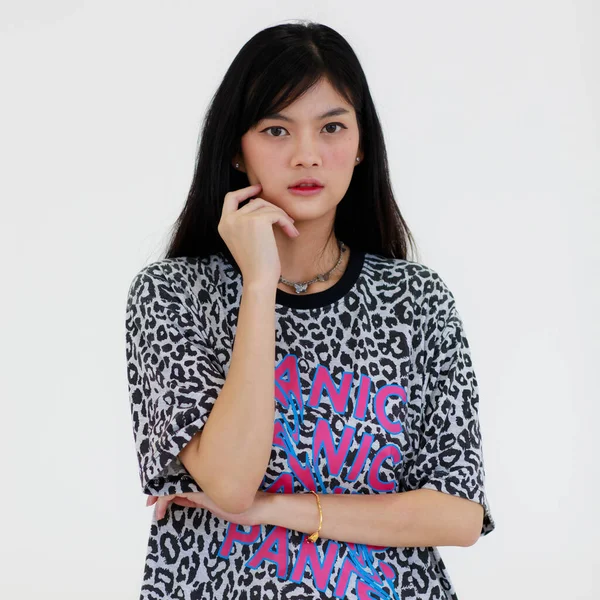Retrato Uma Mulher Asiática Com Cabelo Preto Comprido Usa Uma — Fotografia de Stock