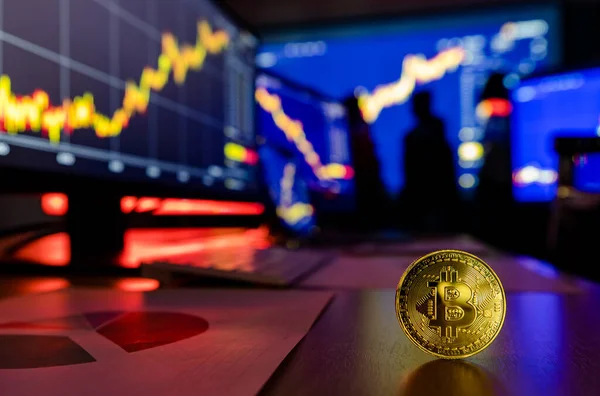 Criptomoeda Bitcoin Dourada Token Mesa Frente Gráfico Análise Financeira Relatório — Fotografia de Stock