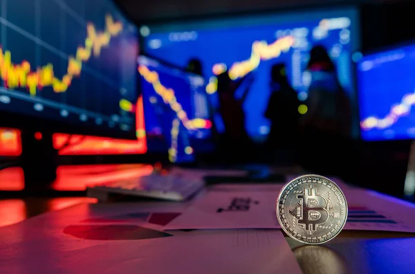 Criptomoeda Bitcoin Dourada Token Mesa Frente Gráfico Análise Financeira Relatório — Fotografia de Stock