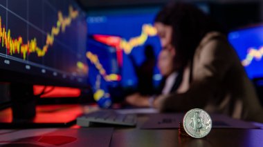Bitcoin kripto para biriminin yakın çekim laptop bilgisayar çalışma grafiği grafik raporu üzerinde Asya 'lı simsar kadın yatırımcı tip bulanık arka planda işlem yapmak zaman.