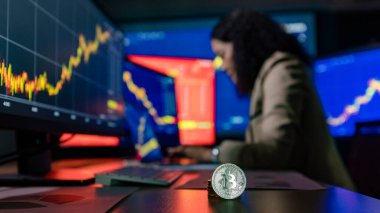 Bitcoin kripto para biriminin yakın çekim laptop bilgisayar çalışma grafiği grafik raporu üzerinde Asya 'lı simsar kadın yatırımcı tip bulanık arka planda işlem yapmak zaman.