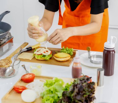 Annem, leziz bir kahvaltı olması için hamburgerin üzerine domates sosu dökerek aile aşçılık okulundan eğitim almış.
