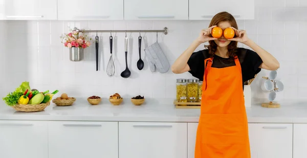 Mutlu Kadın Önlük Giyer Modern Mutfağında Eğlenceli Oyunlar Oynar Kocaman — Stok fotoğraf