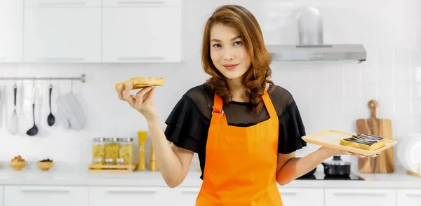 Mulher Asiática Bonito Vestindo Avental Laranja Circundante Por Aparelho Cozinha — Fotografia de Stock