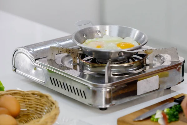 Huevos Vapor Una Cacerola Pequeña Una Mini Estufa Gas Para — Foto de Stock