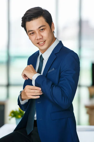 Fröhlicher Junger Und Gutaussehender Asiatischer Geschäftsmann Der Den Ärmel Anpasst — Stockfoto
