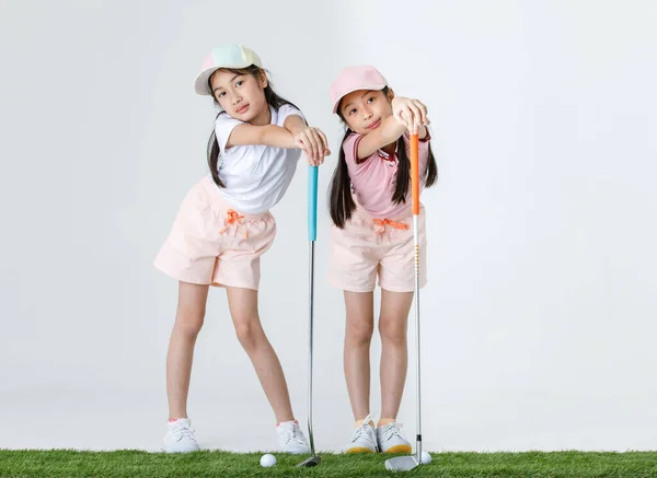 Retrato Aislado Estudio Tiro Dos Pequeños Golfistas Asiáticos Muchacha Profesional —  Fotos de Stock