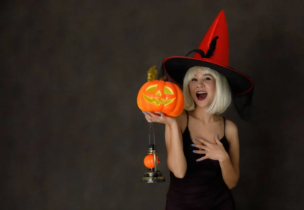 Ung Asiatisk Kvinna Blond Peruk Och Häxa Hatt Med Halloween — Stockfoto