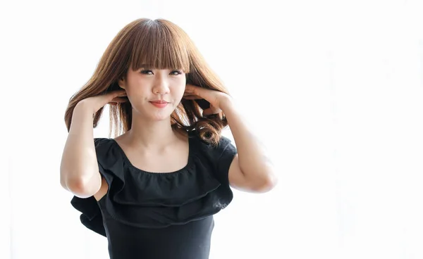 Siyah Elbiseli Sevimli Asyalı Kadın Kumral Saçlarını Toplamak Için Elini — Stok fotoğraf