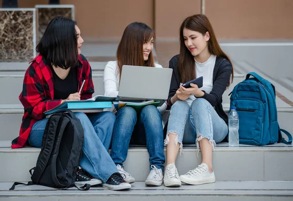 Grupa Trzech Młodych Atrakcyjnych Azjatyckich Studentek Studiujących Razem Pomocą Laptopa — Zdjęcie stockowe
