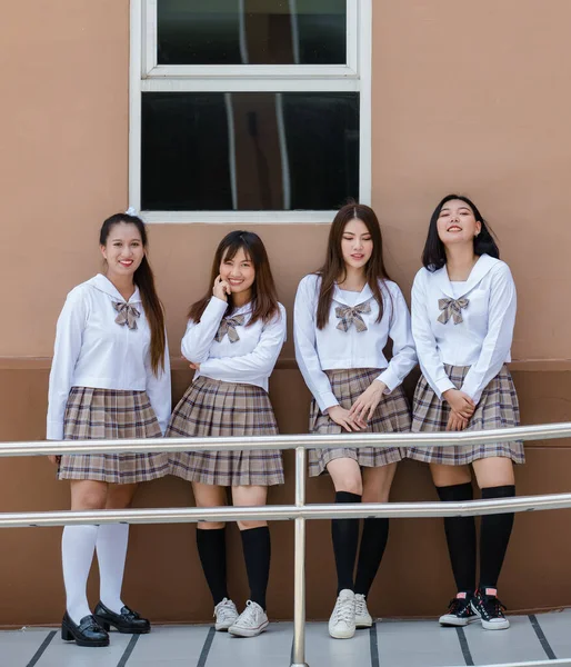 Grupo Cuatro Jóvenes Atractivas Estudiantes Secundaria Asiáticas Uniforme Escolar Marrón —  Fotos de Stock
