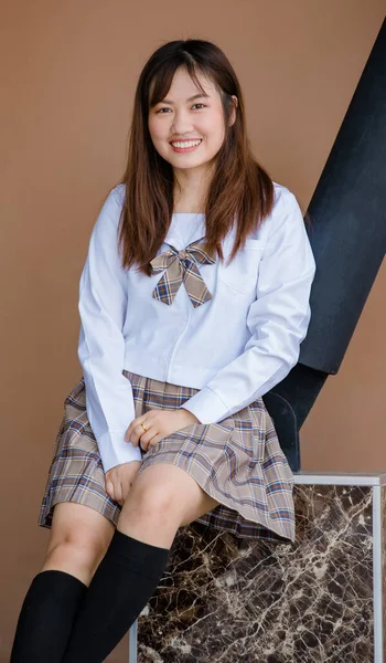Portret Młodej Atrakcyjnej Uczennicy Azjatyckiego Liceum Białej Koszuli Brązowy Kratkę — Zdjęcie stockowe