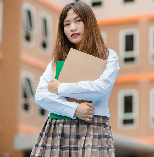 Ritratto Giovane Attraente Studentessa Asiatica Camicia Bianca Uniforme Scolastica Scacchi — Foto Stock