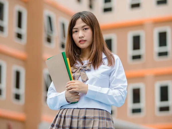 Ritratto Giovane Attraente Studentessa Asiatica Camicia Bianca Uniforme Scolastica Scacchi — Foto Stock