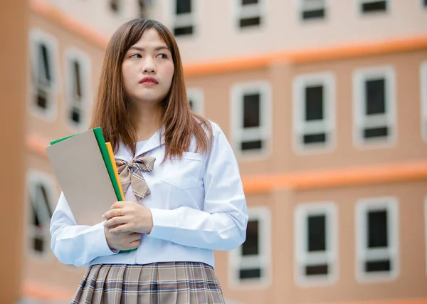 Ritratto Giovane Attraente Studentessa Asiatica Camicia Bianca Uniforme Scolastica Scacchi — Foto Stock