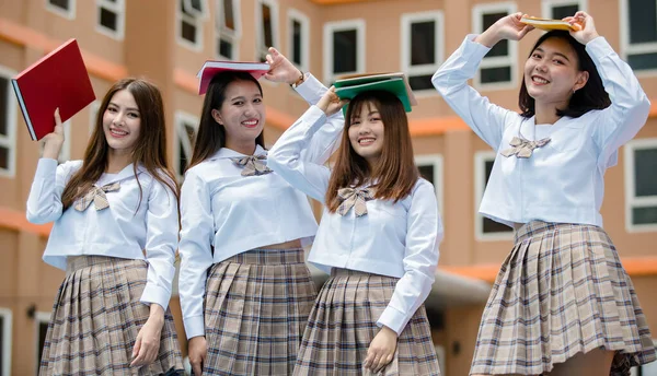 Gruppo Quattro Giovani Studentesse Asiatiche Attraenti Uniforme Scolastica Scacchi Marrone — Foto Stock