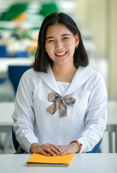 Ritratto Giovani Attraenti Studentesse Asiatiche Camicia Bianca Uniforme Scolastica Scacchi — Foto Stock