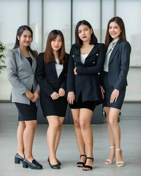 Grupo Cuatro Atractivas Colegas Oficina Asiáticas Trajes Negocios Formales Pie —  Fotos de Stock