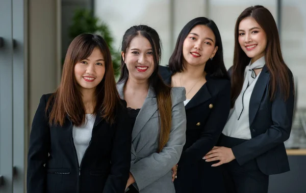 Grupo Cuatro Atractivas Colegas Oficina Asiáticas Trajes Negocios Formales Pie —  Fotos de Stock