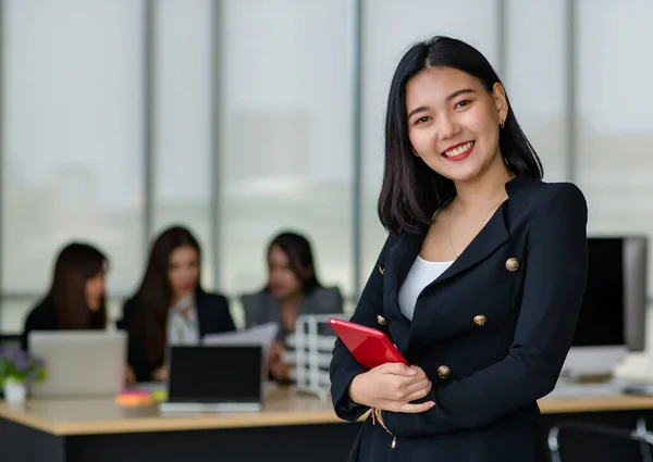Portret Młodej Atrakcyjnej Azjatyckiej Pracowniczki Biurowej Formalnych Garniturach Służbowych Uśmiechniętej — Zdjęcie stockowe