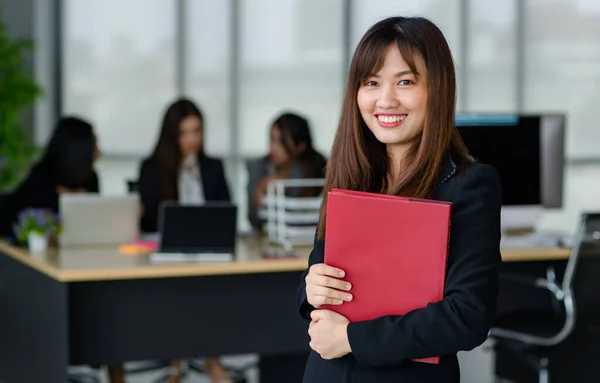 Porträtt Ung Attraktiv Asiatisk Kvinnlig Kontorsarbetare Formella Kostymer Ler Mot — Stockfoto