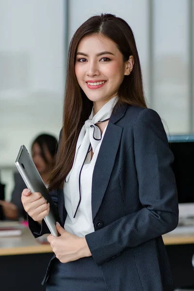 Retrato Joven Atractiva Trabajadora Oficina Asiática Trajes Negocios Formales Sonriendo —  Fotos de Stock