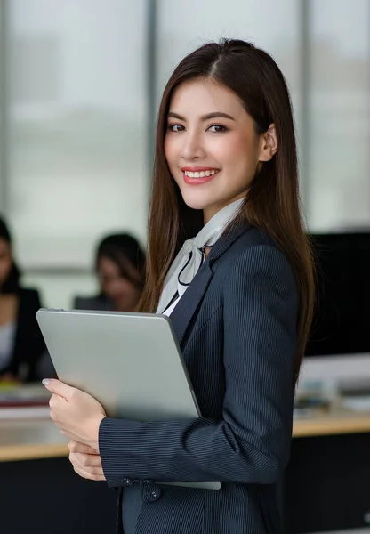 Retrato Joven Atractiva Trabajadora Oficina Asiática Trajes Negocios Formales Sonriendo —  Fotos de Stock