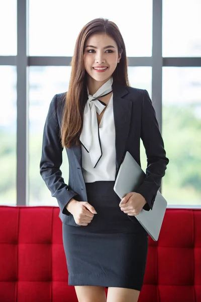 Porträtt Innehåll Asiatisk Kvinnlig Entreprenör Eller Sekreterare Elegant Kostym Står — Stockfoto