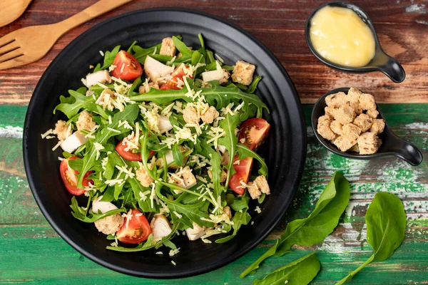 Domatesli Roket Salatası Kızarmış Tavuk Siyah Tabakta Parmesan Peyniri Ahşap — Stok fotoğraf