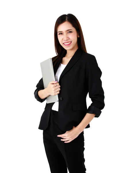 年轻的女律师身穿黑色正装白衬衫 自信地站在那里 看着摄像机 手挽着白底银笔记本电脑 — 图库照片