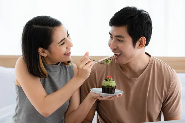 Retrato Tiro Bonito Sorrindo Jovem Casal Amante Asiático Sentado Cama — Fotografia de Stock