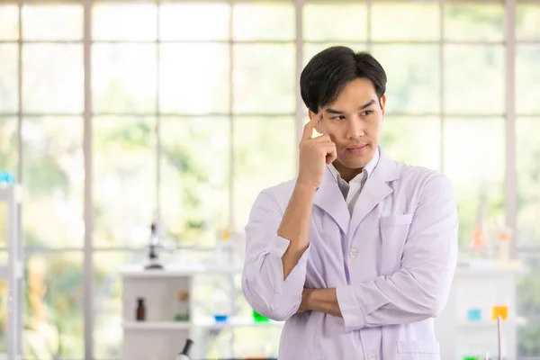 Hombre Asiático Científico Investigador Pie Vistiendo Bata Blanca Cara Seria — Foto de Stock